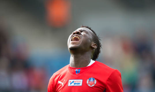 Helsingborgs David Accam har missat  målchans och skriker