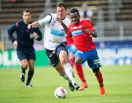 Helsingborgs David Accam rycker ifrån Gefles Marcus