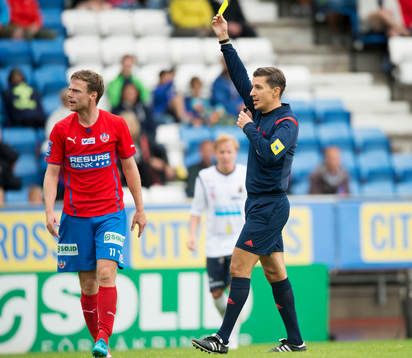 Helsingborgs Arnor Smarason blir varnad av domarenBojan