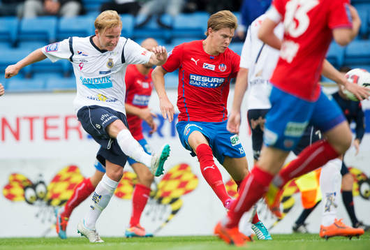 Gefles Simon Lundevall och Helsingborgs Emil Krafth i