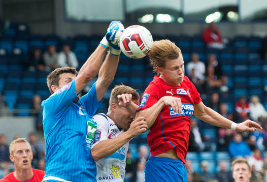 Gefles målvakt Emil Hedvall räddar framför Helsingborgs