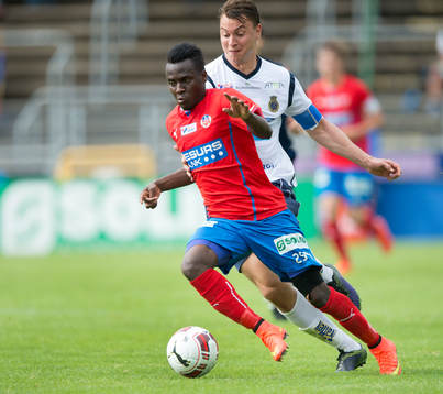 Helsingborgs David Accam rycker ifrån Gefles Marcus