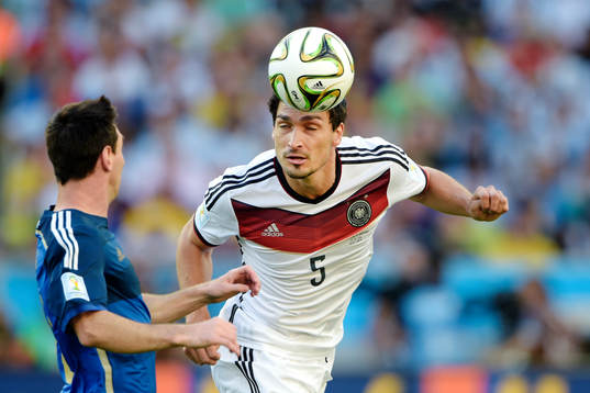 Argentinas Lionel Messi och Tysklands Mats Hummels