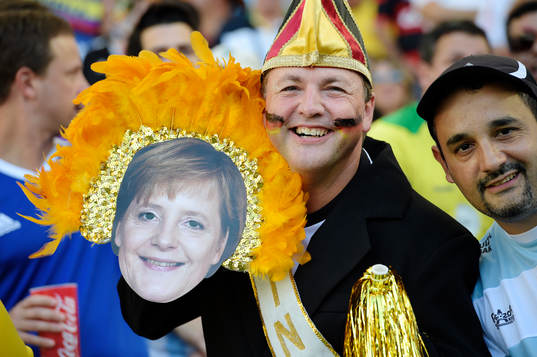 En tysk supporter med en mask föreställande Angela Merkel