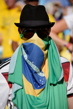 En tysk supporter med en Brasilienflagga