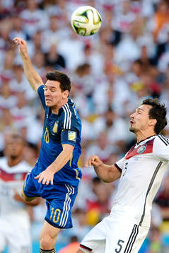 Argentinas Lionel Messi i en duell med Tysklands Mats