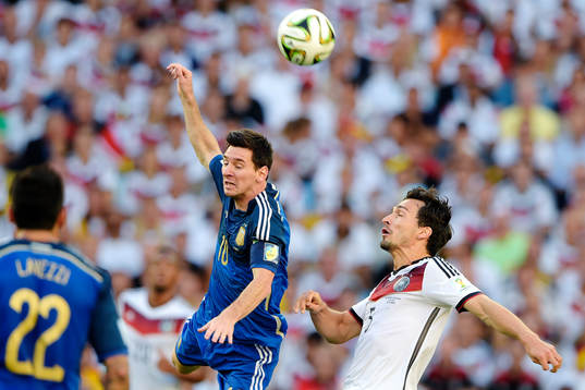 Argentinas Lionel Messi i en duell med Tysklands Mats