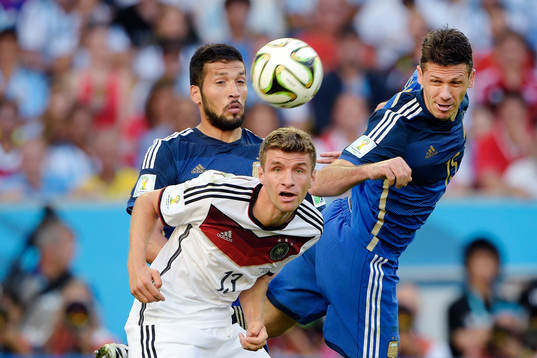 Argentinas Gonzalo Higuain  och Martin Demichelis mot