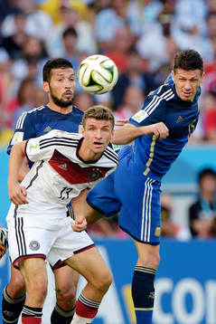 Argentinas Gonzalo Higuain  och Martin Demichelis mot