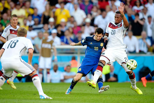 Argentinas Lionel Messi och Tysklands Jerome Boateng