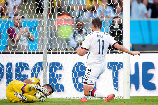 Tysklands Miroslav Klose nära att göra mål