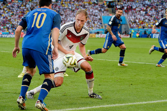 Argentinas Lionel Messi och Tysklands Benedikt Hoewedes