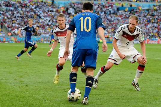 Tysklands Bastian Schweinsteiger och Benedikt Hoewedes