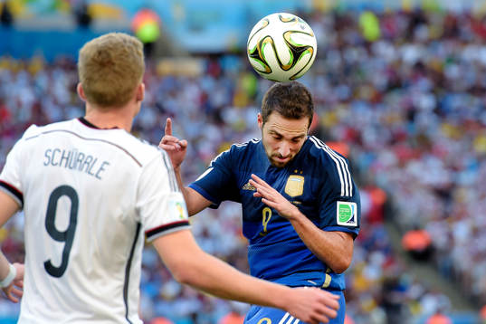 Tysklands Andre Schuerrle och Argentinas Gonzalo Higuain