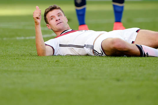 Tysklands Thomas Müller gör tummen upp