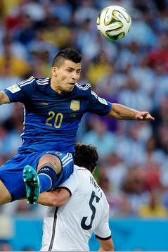 Argentinas Sergio Aguero i en luftduell mot Tysklands Mats