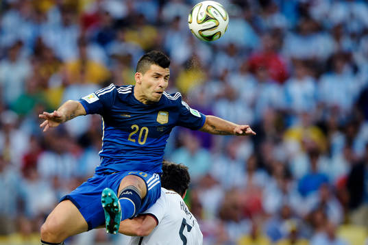 Argentinas Sergio Aguero i en luftduell mot Tysklands Mats
