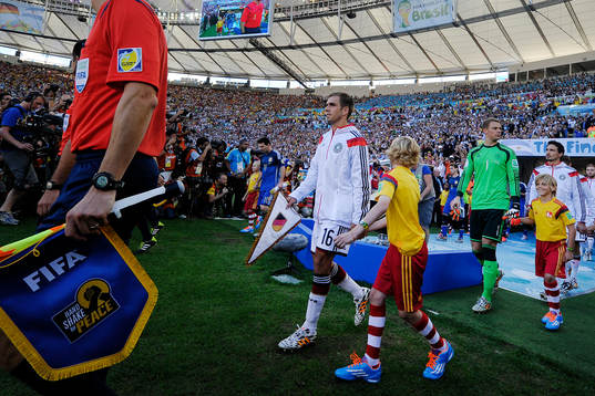 Tysklands Philipp Lahm och målvakt Manuel Neuer går in
