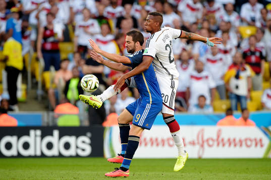 Argentinas Gonzalo Higuain och Tysklands Jerome Boateng