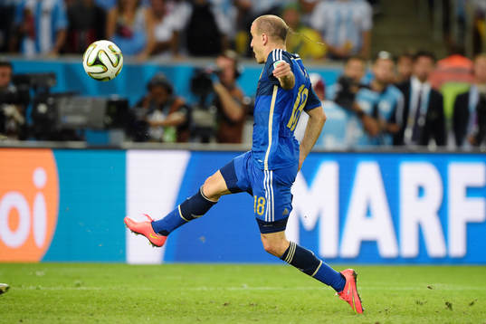 Argentinas Rodrigo Palacio lobbar bollen över Tysklands