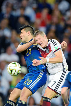Argentinas Sergio Aguero krockar med Tysklands Bastian