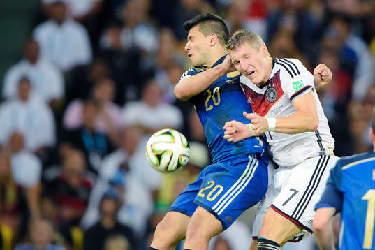 Argentinas Sergio Aguero krockar med Tysklands Bastian