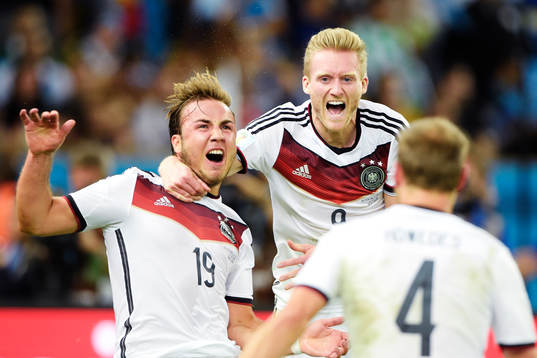 Tysklands Mario Götze och Andre Schuerrle jublar