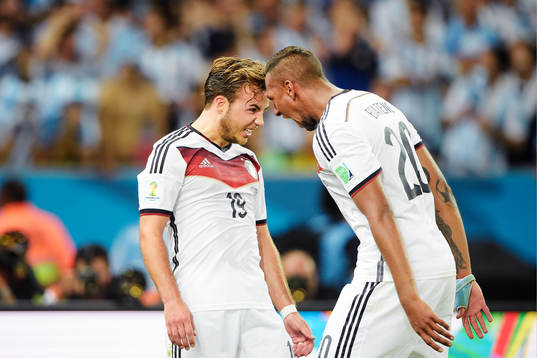 Tysklands Mario Götze och Jerome Boateng jublar