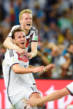 Tysklands Mario Götze och Andre Schuerrle jublar