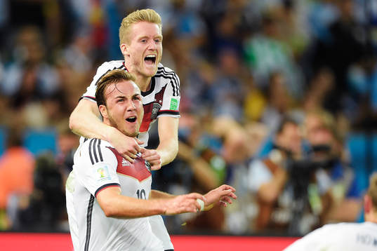 Tysklands Mario Götze och Andre Schuerrle jublar