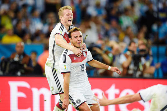 Tysklands Mario Götze och Andre Schuerrle jublar