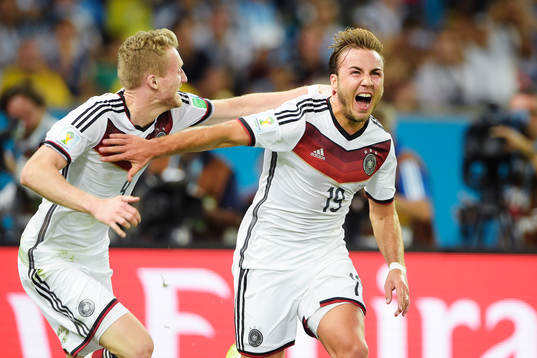 Tysklands Mario Götze och Andre Schuerrle jublar