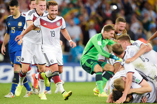 Tysklands Mario Götze springer och jublar mot sina