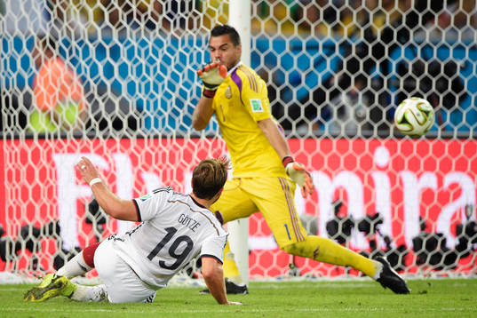 Tysklands Mario Götze gör 0-1 bakom Argentinas målvakt