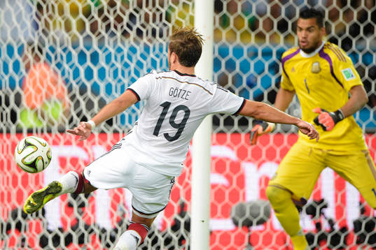 Tysklands Mario Götze gör 0-1 bakom Argentinas målvakt