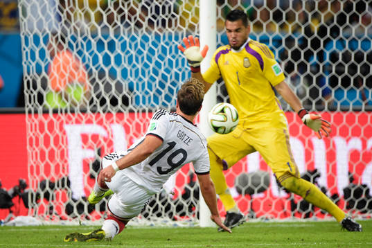 Tysklands Mario Götze gör 0-1 bakom Argentinas målvakt
