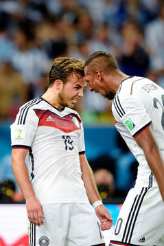 Tysklands Mario Götze och Jerome Boateng jublar