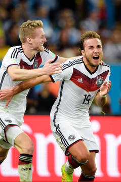 Tysklands Mario Götze och Andre Schuerrle jublar