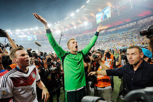 Tysklands målvakt Manuel Neuer jublar