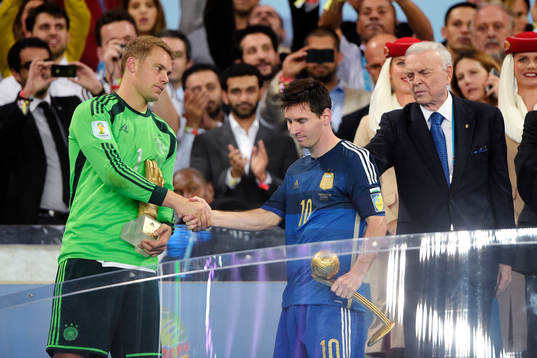 Tysklands målvakt Manuel Neuer tar Argentinas Lionel Messi