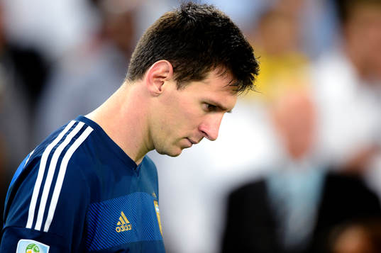 Argentinas Lionel Messi deppar