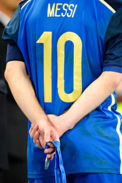 Argentinas Lionel Messi med sin silvermedalj
