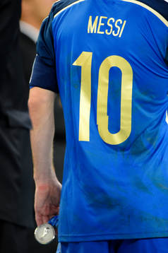 Argentinas Lionel Messi med sin silvermedalj