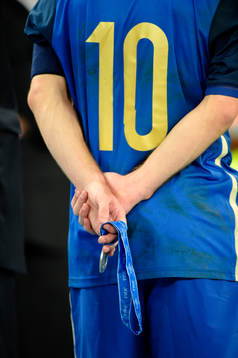 Argentinas Lionel Messi med sin silvermedalj