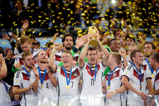 Tysklands Miroslav Klose jublar när han lyfter pokalen