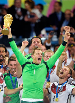 Tysklands målvakt Manuel Neuer jublar när han lyfter