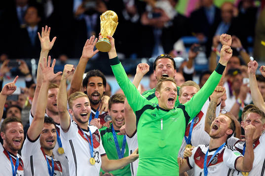 Tysklands målvakt Manuel Neuer jublar när han lyfter