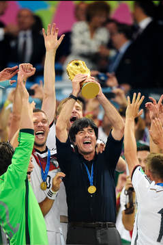 Tysklands förbundskapten Joachim Löw  jublar när han