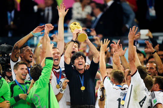 Tysklands förbundskapten Joachim Löw  jublar när han