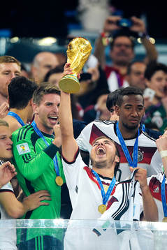 Tysklands Mario Götze jublar när han lyfter pokalen
